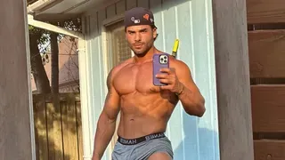 Santino Benamati's Powerful Thighs Prove 'Comfortable' Can Be so Sexy