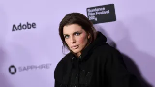 “I’m Pansexual”: Uncut Gems Star Julia Fox Clarifies Sexuality, Embraces Queer Identity
