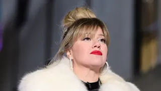 Kelly Clarkson’s Mic Drop Moment: The Pop Icon’s Clapback Against Body-Shaming in the Industry